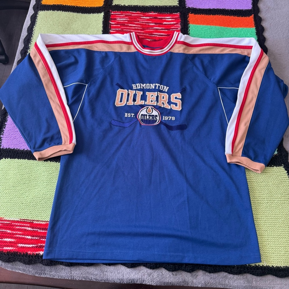 Edmonton oilers nhl long sleeve hockey size big medium.